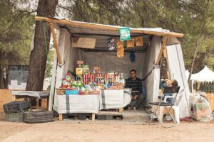 Maidan tent, un negozio al Ritsona camp in Grecia