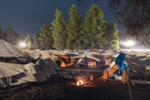 Maiden Tent, un'immagine notturna del campo profughi di Ritsona in Grecia (foto di Delfino Sisto Lignani)